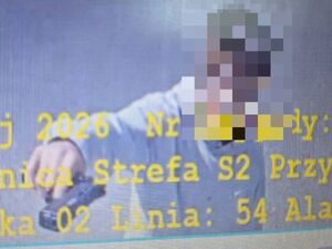 Zamazany wizerunek mężczyzny przed szybą autobusu