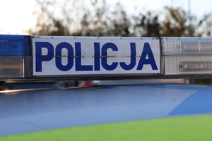 Na zdjeciu belka policyjnego radiowozu z napisem policja.