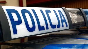 na zdjęciu belka policyjnego radiowozu z napisem policja.