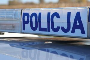 Na zdjeciu belka policyjnego radiowozu napisem policja.