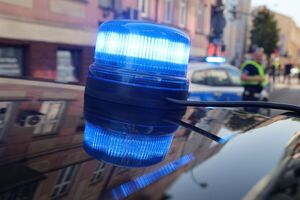 Na zdjęciu policyjna lampa błyskowa barwy niebieskiej.