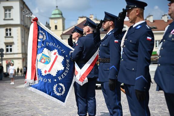Policjanci oraz zaproszeni goście podczas uroczystego apelu z okazji Święta Policji w Komendzie Miejskiej Policji w Rzeszowie