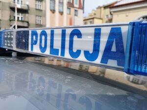 Na zdjeciu belka policyjnego radiowozu z napisem policja.