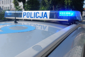 Na zdjęciu belka policyjnego radiowozu z napisem policja.