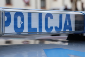 Na zdjeciu belka policyjnego radiowozu z napisem policja.