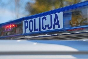 Belka policyjnego radiowozu z napisem policja