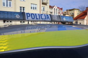 Na zdjeciu belka policyjnego radiowozu z napisem policja.