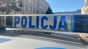 Na zdjęciu belka policyjnego radiowozu z napisem policja.