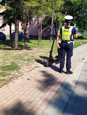 Na zdjęciu widoczni są funkcjonariusze prowadzący działania pod kryptonimem ,,Hulajnogi elektryczne&amp;quot;.