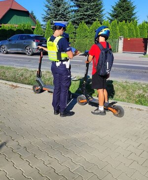 Na zdjęciu widoczni są funkcjonariusze prowadzący działania pod kryptonimem ,,Hulajnogi elektryczne&amp;quot;.