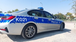 Zdjęcie przedstawia radiowóz