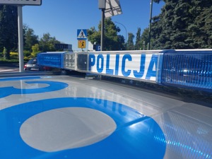 Zdjęcie przedstawia radiowóz policyjny