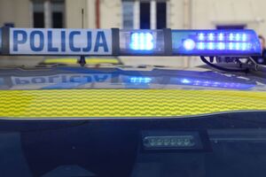 Na zdjęciu belka policyjnego radiowozu z napisem policja.