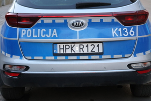 Zdjęcie przedstawia tył radiowozu policyjnego