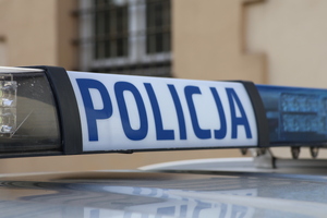 Na zdjęciu belka policyjnego radiowozu z napisem policja.