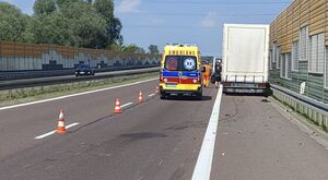 kierujący pojazdem ciężarowym Mercedesem wraz z przyczepą marki, najprawdopodobniej nie zachował bezpiecznej odległości od pojazdu poprzedzającego i najechał na tył Volkswagena.