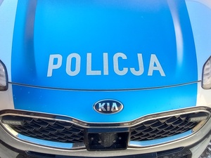 Na zdjęciu maska policyjnego radiowozu z napisem policja.