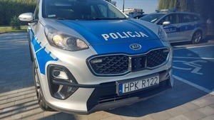 Zdjęcie przedstawia radiowóz