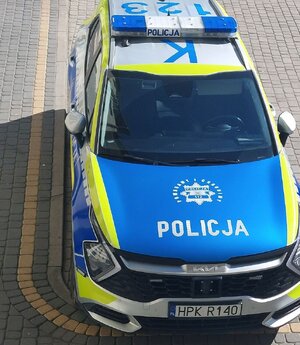 Zdjęcie przedstawia radiowóz policyjny