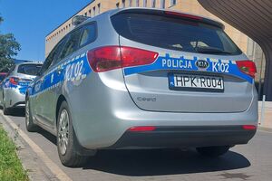 Zdjęcie przedstawia radiowóz policyjny