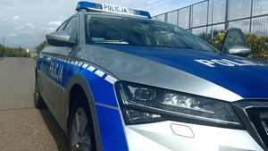 Zdjęcie przedstawia radiowoóz policyjny