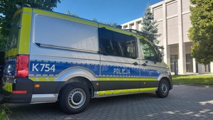Zdjęcie przedstawia radiowóz policyjny