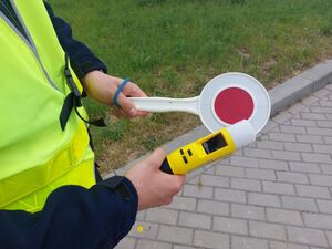 Zdjęcie przedstawia tarcze do zatrzymywania pojazdów oraz urządzenie AlcoBlow