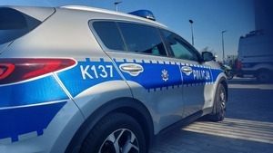 Zdjęcie przedstawia radiowóz policyjny