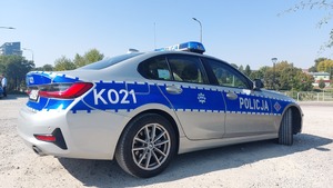 Zdjęcie przedstawia radiowóz policyjny