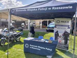 Policjanci na targach służb mundurowych w Błażowej