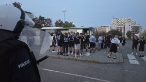 Zdjęcie przedstawia zabezpieczenie meczu Resovii Rzeszów z Sandecją Nowy Sacz