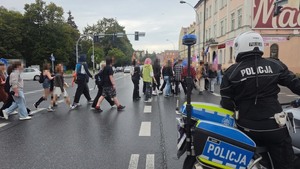 Zdjęcie przedstawia zabezpieczenie marszu równości