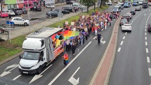Zdjęcie przedstawia zabezpieczenie marszu równości