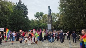 Zdjęcie przedstawia zabezpieczenie marszu równości