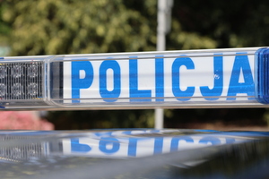 Na zdjeciu belka policyjnego radiowozu z napisem policja.