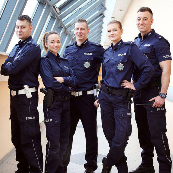 Na zdjeciu czworo umundurowanych policjantów.