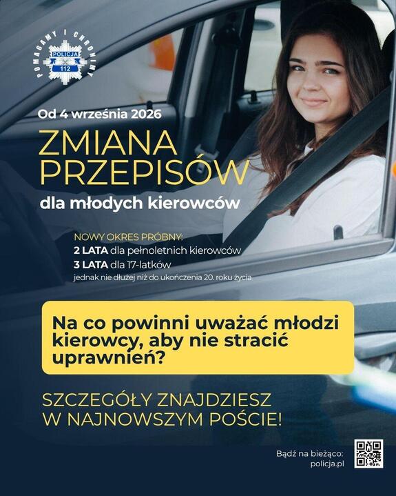 Na zdjeciu uśmiechnięta młoda dziewczyna, siedząca za kierownicą pojazdu.