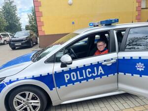 Zdjęcie przedstawia dzielnicowego na spotkaniu z dziećmi
