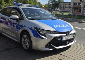 Zdjęcie przedstawia radiowóz policyjny