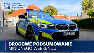 Na zdjeciu policyjny radiowóz i napis drogowe podsumowanie minionego weekendu.