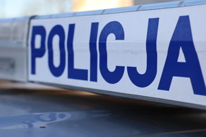 Na zdjeciu belka policyjnego radiowozu z napisem policja.
