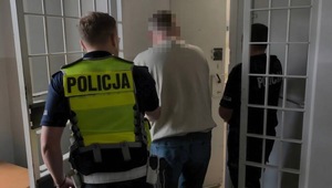 Zdjęcie przedstawia zatrzymanego