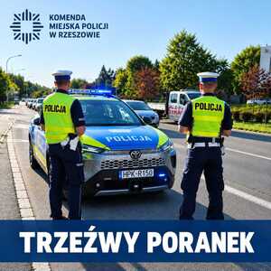 Zdjęcie przedstawia funkcjonariuszy stojących przy radiowozie