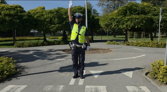 Zdjęcie przedstawia policjanta kierującego ruchem