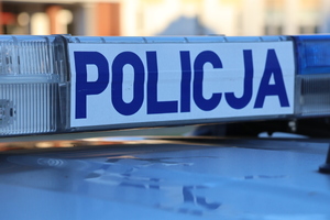 Na zdjeciu belka po0licyjnego radiowozu z napisem policja.