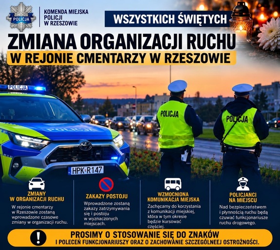 Zdjęcie przedstawia funkcjonariuszy Policji stojących obok radiowozu, który znajduje się po ich lewej stronie. W tle widać jadące pojazdy.