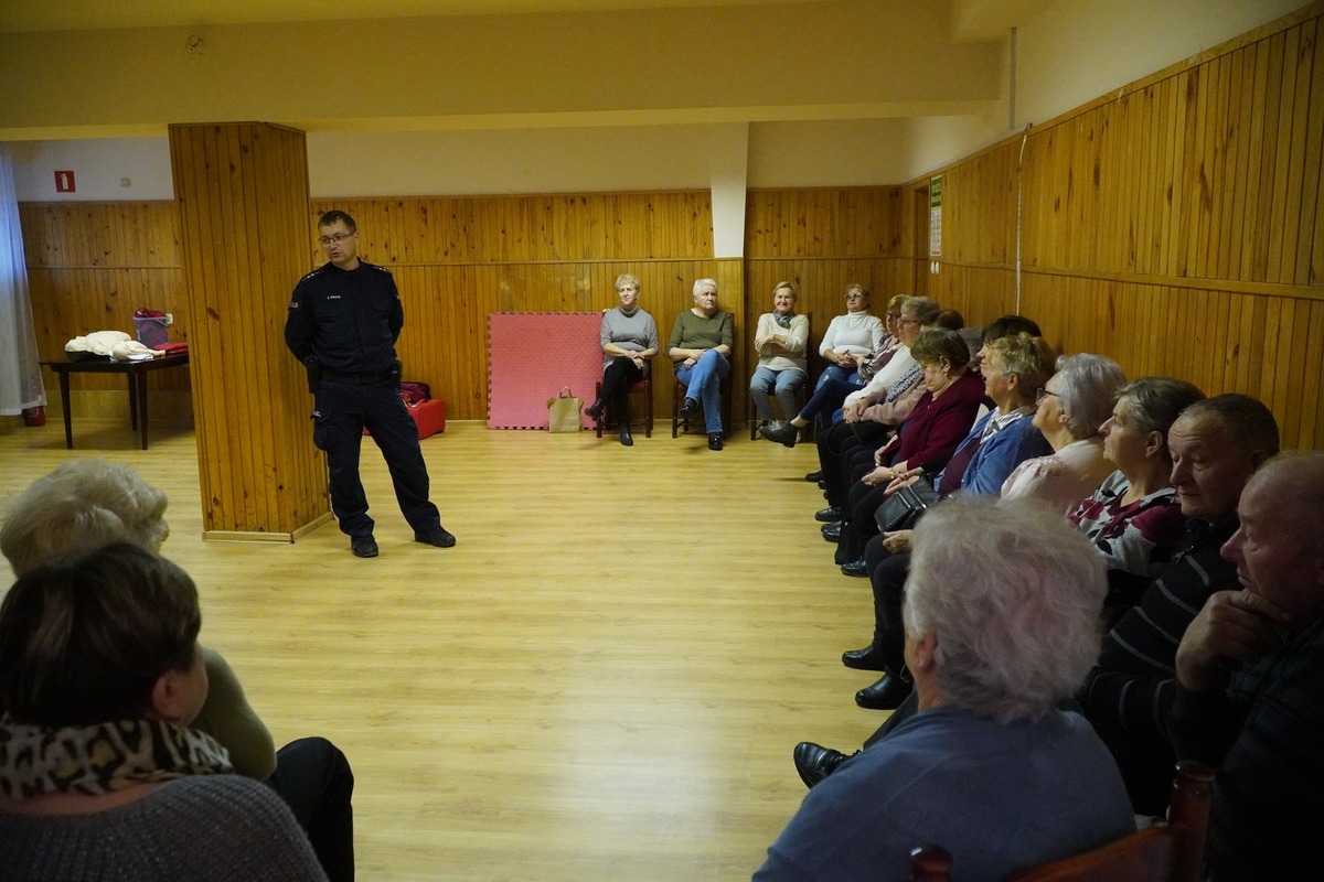 Spotkanie dzielnicowego z seniorami w Błażowej