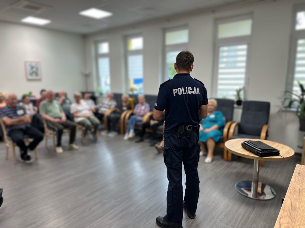 Dzielnicowy Mateusz Wąsacz spotkał się z seniorami w Domu 'Niezapominajka'
